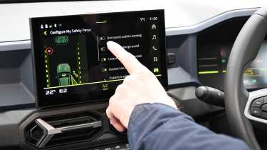 Dacia Duster Journey Hybrid long-term test - touch screen